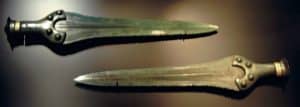Espadas de bronce vía Dbachmann en Wikimedia Commons